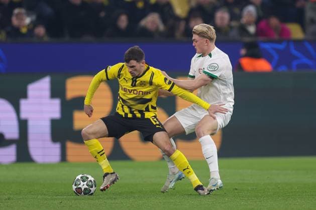 19.02.2025, UEFA Champions League, Play-Offs, Borussia Dortmund - Sporting Lissabon, v. l. Pascal Groß (Borussia Dortmund), Conrad Harder (Sporting Lissabon), Dortmund Signal Iduna Park NRW Deutschland xRHR-FOTO DEx Copyright: DennisxEwert RHR-FOTOx RHR-FOTO DE