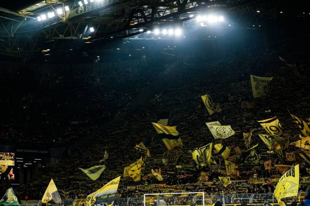 UEFA Champions League: Borussia Dortmund - Sporting Clube de Portugal Lissabon; 19.02.2025 Südkurve Borussia Dortmund mit Fahnen, Schals und Bannern UEFA Champions League: Borussia Dortmund - Sporting Clube de Portugal Lissabon, Dortmund, SIGNAL IDUNA PARK am 19.02.2025 Copyright: xBEAUTIFULxSPORTS Wunderlx