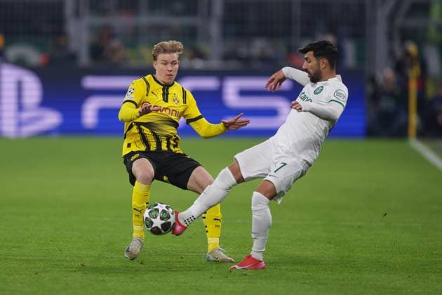 19.02.2025, UEFA Champions League, Play-Offs, Borussia Dortmund - Sporting Lissabon, v. l. Daniel Svensson (Borussia Dortmund), Ricardo Esgaio (Sporting Lissabon), Dortmund Signal Iduna Park NRW Deutschland xRHR-FOTO DEx Copyright: DennisxEwert RHR-FOTOx RHR-FOTO DE
