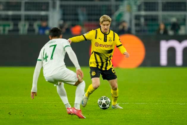 Ricardo Esgaio (Sporting Lissabon) und Daniel Svensson (Borussia Dortmund) battle for the ball during the UEFA Champions League 2024 25 League Knockout Play-off Second Leg match between Borussia Dortmund and Sporting Clube de Portugal at Signal Iduna Park on February 19, 2025 in Dortmund, Germany.