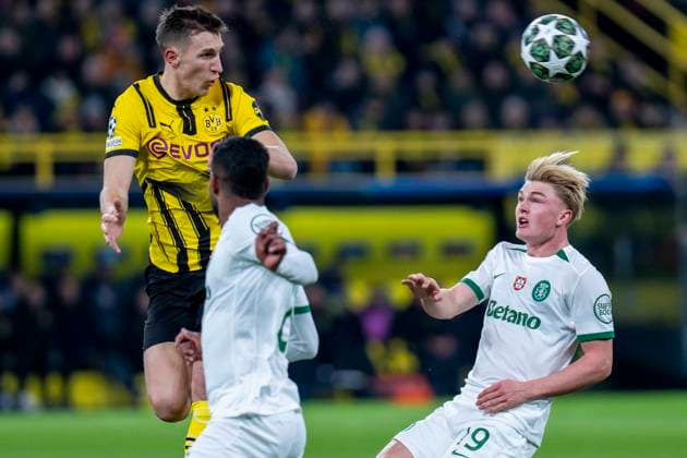 19.02.2025, Borussia Dortmund vs. Sporting Lissabon, UEFA Champions League, Playoff-Rückspiel Dortmunds Nico Schlotterbeck und Lissabons Conrad Harder kämpfen um den Ball. Wichtiger Hinweis: Gemaess den Vorgaben der UEFA ist es untersagt, in dem Stadion und oder vom Spiel angefertigte Fotoaufnahmen in Form von Sequenzbildern und oder videoaehnlichen Fotostrecken zu verwerten bzw. verwerten zu lassen. Copyright: xBahhoxKarax