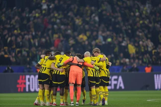 19.02.2025, UEFA Champions League, Play-Offs, Borussia Dortmund - Sporting Lissabon, Die Spieler des BVB stehen zusammen, Dortmund Signal Iduna Park NRW Deutschland xRHR-FOTO DEx Copyright: DennisxEwert RHR-FOTOx RHR-FOTO DE