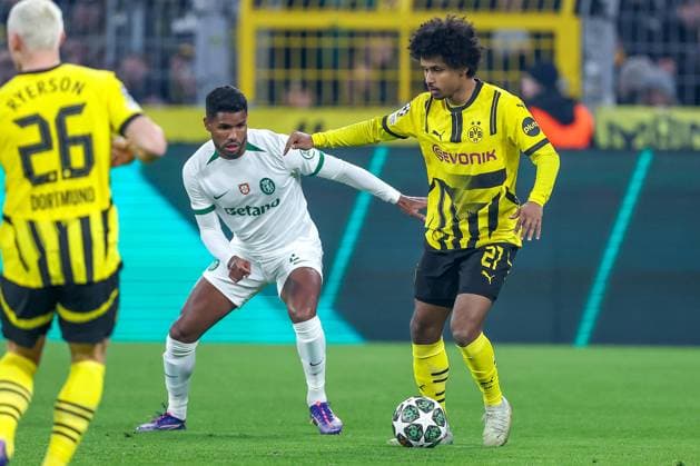 19.02.2025, Fußball, UEFA Champions League, Borussia Dortmund - Sporting Lissabon, Signal Iduna Park, Knockout phase play-offs, Saison 2024 2025: Matheus Reis (Sporting 2) im Zweikampf gegen Karim Adeyemi (BVB 27) Nordrhein-Westfalen Deutschland