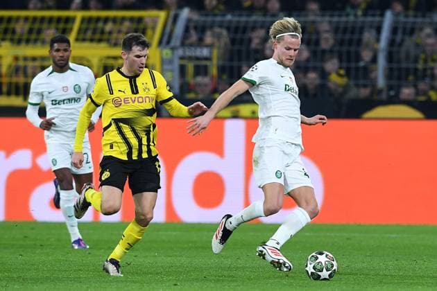 Fußball Champions League Play-off Borussia Dortmund - Sporting Lissabon am 19.02.2025 im Signal Iduna Park in Dortmund Pascal Groß ( Dortmund ), links - Morten Hjulmand ( Lissabon ), rechts