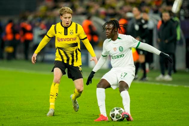 Daniel Svensson (Borussia Dortmund) und Geovany Quenda (Sporting Lissabon) battle for the ball during the UEFA Champions League 2024 25 League Knockout Play-off Second Leg match between Borussia Dortmund and Sporting Clube de Portugal at Signal Iduna Park on February 19, 2025 in Dortmund, Germany.