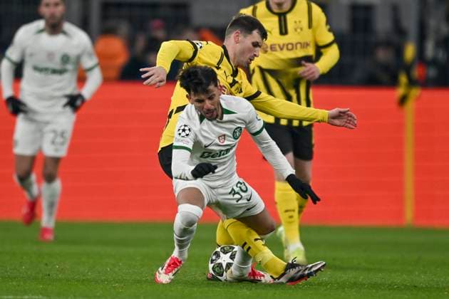 v. li. im Zweikampf Biel (Sporting 30) Pascal Groß ((Dortmund 13) 19.02.2025 Fussball, Champions League, Borussia Dortmund vs Sporting CP, Signal Iduna Park, Dortmund,