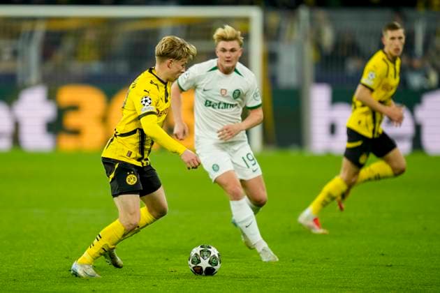Daniel Svensson (Borussia Dortmund) und Conrad Harder (Sporting Lissabon) battle for the ball during the UEFA Champions League 2024 25 League Knockout Play-off Second Leg match between Borussia Dortmund and Sporting Clube de Portugal at Signal Iduna Park on February 19, 2025 in Dortmund, Germany.