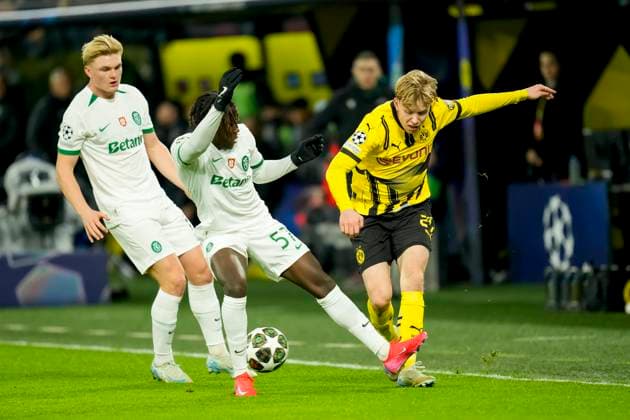 Daniel Svensson (Borussia Dortmund) und Conrad Harder (Sporting Lissabon) und Geovany Quenda (Sporting Lissabon) battle for the ball during the UEFA Champions League 2024 25 League Knockout Play-off Second Leg match between Borussia Dortmund and Sporting Clube de Portugal at Signal Iduna Park on February 19, 2025 in Dortmund, Germany.