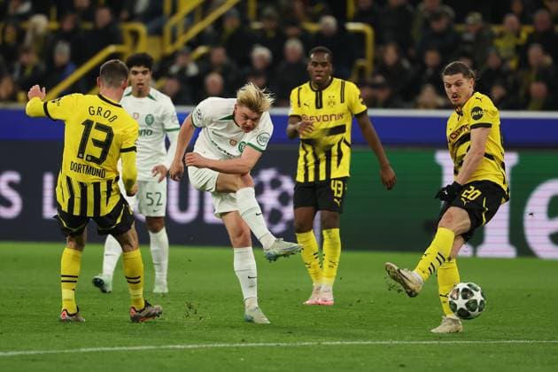 Dortmund on February 19, 2025 Uefa Champions League Knockout phase play-offs, 2st leg Borussia Dortmund - Sporting Clube de Portugal v.l., Pascal Groß (Borussia Dortmund), Torschuss Conrad Harder (Sporting Clube de Portugal),Marcel Sabitzer (Borussia Dortmund) Copyright: JoaquimxFerreira