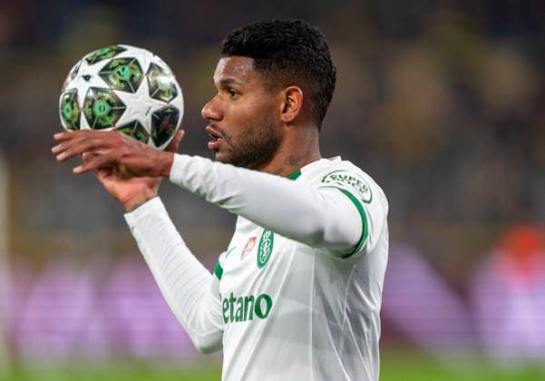 Matheus Reis (Sporting CP Lissabon, 2) beim Einwurf. Borussia Dortmund vs. Sporting CP Lissabon, Fussball, UEFA Champions League, Play Offs, Rückspiel, Saison 2024 2025, 19.02.2025 DFL regulations prohibit any use of photographs as image sequences and or quasi-video. Copyright: HMBxMedia xMarcoxBader