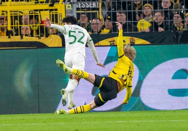 Zweikampf zwischen Joao Simoes (Sporting CP Lissabon, 52) und Julian Brandt (Borussia Dortmund, 10) Borussia Dortmund vs. Sporting CP Lissabon, Fussball, UEFA Champions League, Play Offs, Rückspiel, Saison 2024 2025, 19.02.2025 DFL regulations prohibit any use of photographs as image sequences and or quasi-video. Copyright: HMBxMedia xMarcoxBader