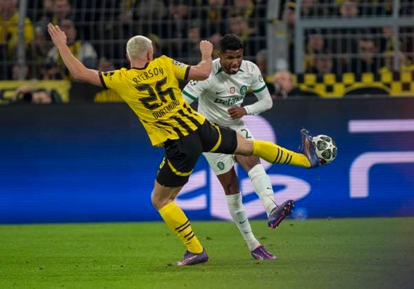 Julian Ryerson (Borussia Dortmund, 26) blockt den Ball von Matheus Reis (Sporting CP Lissabon, 2) Borussia Dortmund vs. Sporting CP Lissabon, Fussball, UEFA Champions League, Play Offs, Rückspiel, Saison 2024 2025, 19.02.2025 DFL regulations prohibit any use of photographs as image sequences and or quasi-video. Copyright: HMBxMedia xMarcoxBader