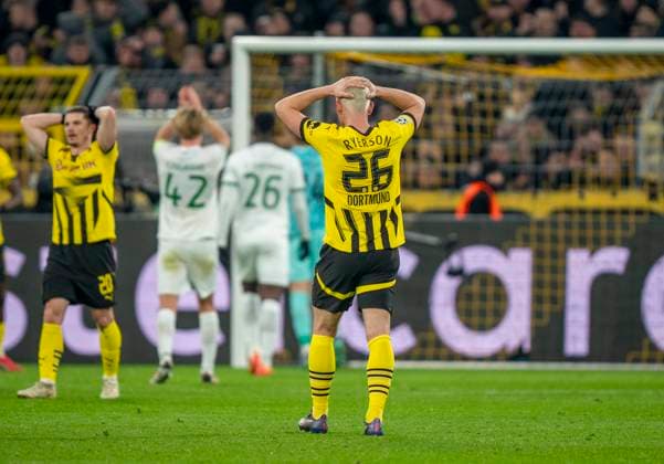 Von l.n.r. Marcel Sabitzer (Borussia Dortmund, 20) und Julian Ryerson (Borussia Dortmund, 26) enttäuscht Borussia Dortmund vs. Sporting CP Lissabon, Fussball, UEFA Champions League, Play Offs, Rückspiel, Saison 2024 2025, 19.02.2025 DFL regulations prohibit any use of photographs as image sequences and or quasi-video. Copyright: HMBxMedia xMarcoxBader