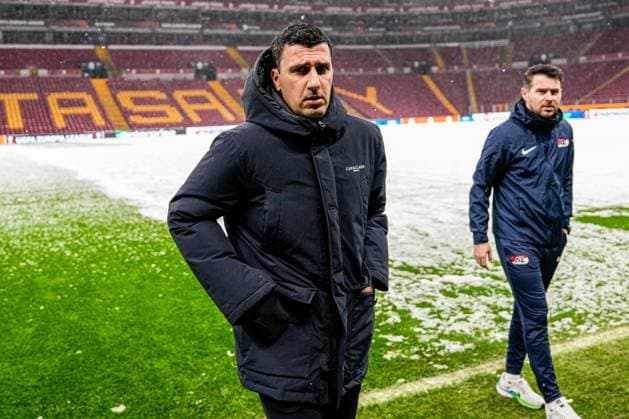 2025-02-19 AZ Alkmaar press conference, PK, Pressekonferenz and Training Session ISTANBUL, TURKEY - FEBRUARY 19: head coach Maarten Martens of AZ Alkmaar walking off the field during the AZ Alkmaar Press Conference and Training Session ahead of the match between Galatasaray SK and AZ Alkmaar at RAMS Park on February 19, 2025 in Istanbul, Turkey. Istanbul RAMS Park Turkey Content not available for redistribution in The Netherlands directly or indirectly through any third parties. Copyright: xEdxvanxdexPolx
