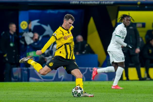 19.02.2025, Borussia Dortmund vs. Sporting Lissabon, UEFA Champions League, Playoff-Rückspiel Dortmunds Pascal Groß läuft mit dem Ball am Fuß. Wichtiger Hinweis: Gemaess den Vorgaben der UEFA ist es untersagt, in dem Stadion und oder vom Spiel angefertigte Fotoaufnahmen in Form von Sequenzbildern und oder videoaehnlichen Fotostrecken zu verwerten bzw. verwerten zu lassen. Copyright: xBahhoxKarax