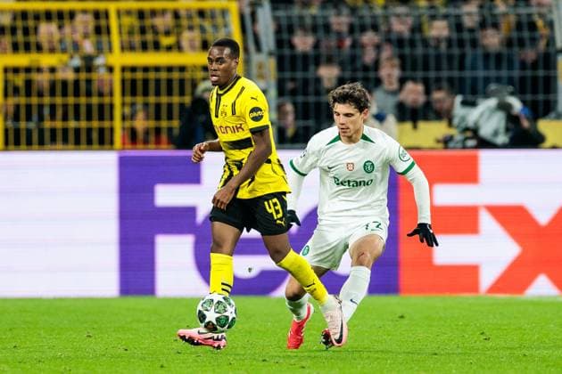 UEFA Champions League: Borussia Dortmund - Sporting Clube de Portugal Lissabon; 19.02.2025 Zweikampf Jamie Gittens (Borussia Dortmund, 43), Eduardo Quaresma (Sporting Clube de Portugal Lissabon, 72) UEFA Champions League: Borussia Dortmund - Sporting Clube de Portugal Lissabon, Dortmund, SIGNAL IDUNA PARK am 19.02.2025 Copyright: xBEAUTIFULxSPORTS Wunderlx