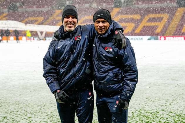 2025-02-19 AZ Alkmaar press conference, PK, Pressekonferenz and Training Session ISTANBUL, TURKEY - FEBRUARY 19: Nick van Aart of AZ Alkmaar, Kenneth Goudmijn of AZ Alkmaar standing shoulder to shoulder during the AZ Alkmaar Press Conference and Training Session ahead of the match between Galatasaray SK and AZ Alkmaar at RAMS Park on February 19, 2025 in Istanbul, Turkey. Istanbul RAMS Park Turkey Content not available for redistribution in The Netherlands directly or indirectly through any third parties. Copyright: xEdxvanxdexPolx