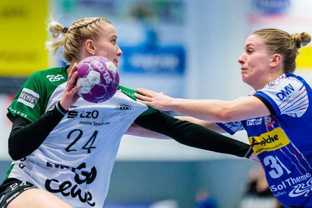 Sport Themen der Woche KW08 Sport Bilder des Tages v.l. Luisa Knippert (VfL Oldenburg, 24), Alexia Hauf (HSG Blomberg-Lippe, 31) im Zweikampf GER, HSG Blomberg-Lippe vs. VfL Oldenburg, Handball, 1. Bundesliga Frauen, 18. Spieltag, Spielzeit 2024 2025, 19.02.2025 GER, HSG Blomberg-Lippe vs. VfL Oldenburg, Handball, 1. Bundesliga Frauen, 18. Spieltag, Spielzeit 2024 2025, 19.02.2025 Blomberg *** v l Luisa Knippert VfL Oldenburg, 24 , Alexia Hauf HSG Blomberg Lippe, 31 in duel GER, HSG Blomberg Lippe vs VfL Oldenburg, Handball, 1 Bundesliga Women, Matchday 18, Season 2024 2025, 19 02 2025 GER, HSG Blomberg Lippe vs VfL Oldenburg, Handball, 1 Bundesliga Women, Matchday 18, Season 2024 2025, 19 02 2025 Blomberg Copyright: xEibner-Pressefoto JanxRollingerx EP_JSK