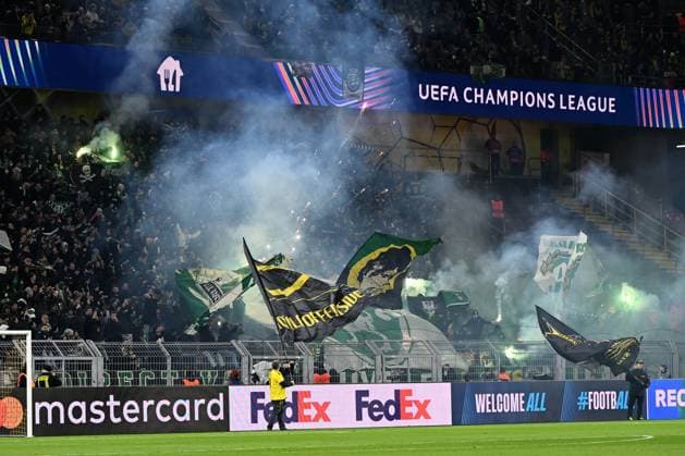 Fans Sporting Fans mit Pyrotechnik waehrend des Spiels der UEFA Champions League 2024 25 Play-offs Rückspiel zwischen Borussia Dortmund und Sporting Lissabon, SIGNAL IDUNA PARK am 19. February 2025 in Dortmund, Deutschland. (Foto von Ralf Treese DeFodi Images) +++ Fans Sporting supporters use pyrotechnics during the UEFA Champions League 2024 25 League Knockout Play-off Second Leg match between Borussia Dortmund and Sporting Clube de Portugal at Signal Iduna Park on February 19, 2025 in Dortmund, Germany. (Photo by Ralf Treese DeFodi Images)