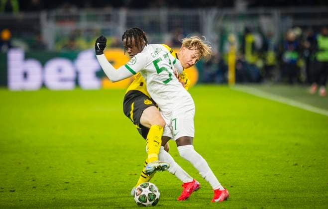 Dortmund, Germany. 19th Feb 2025. Daniel Svensson (BVB) Geovany Quenda (SP) Borussia Dortmund - Sporting Lisbon Borussia Dortmund - Sporting Lissabon 19.02.2025