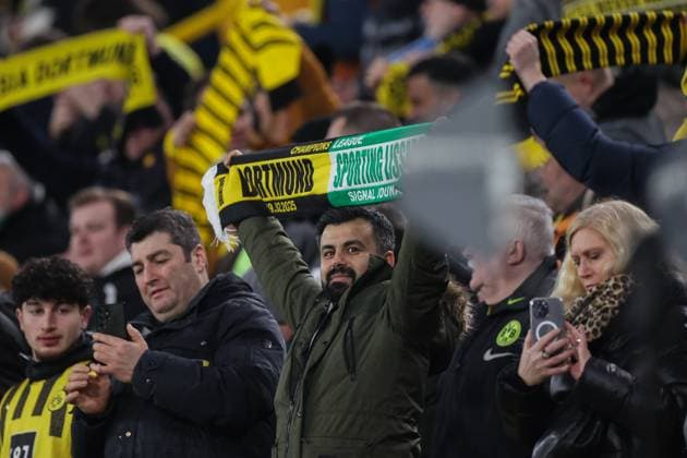 19.02.2025, UEFA Champions League, Play-Offs, Borussia Dortmund - Sporting Lissabon, Fan mit einem Schal beider Mannschaften, Dortmund Signal Iduna Park NRW Deutschland xRHR-FOTO DEx Copyright: DennisxEwert RHR-FOTOx RHR-FOTO DE