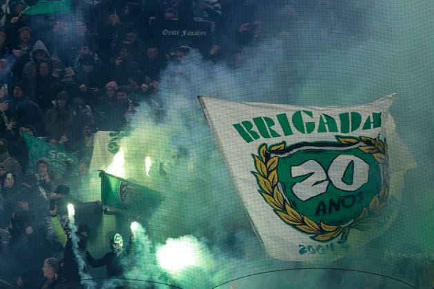 19.02.2025, UEFA Champions League, Play-Offs, Borussia Dortmund - Sporting Lissabon, Fans von Sporting Lissabon brennen Pyrotechnik ab, Dortmund Signal Iduna Park NRW Deutschland xRHR-FOTO DEx Copyright: DennisxEwert RHR-FOTOx RHR-FOTO DE
