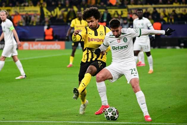 Karim Adeyemi 27 (Borussia Dortmund) im Zweikampf, Aktion, mit Goncalo Inacio (Sporting Clube de Portugal Lissabon, 25), Borussia Dortmund vs. Sporting Clube de Portugal Lissabon , Fussball, Champions League, Playoffs, 19.02.2025 Dortmund Nordrhein-Westfalen Deutschland