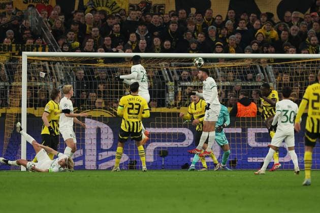 Dortmund on February 19, 2025 Uefa Champions League Knockout phase play-offs, 2st leg Borussia Dortmund - Sporting Clube de Portugal v.l., Maximiliano Araujo (Sporting Clube de Portugal), Goncalo Inacio (Sporting Clube de Portugal), Kopfball, Kopfballduell Copyright: JoaquimxFerreira