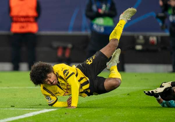 Karim Adeyemi (Borussia Dortmund, 27) wird gefoult. Strafstoss für Dortmund. Borussia Dortmund vs. Sporting CP Lissabon, Fussball, UEFA Champions League, Play Offs, Rückspiel, Saison 2024 2025, 19.02.2025 DFL regulations prohibit any use of photographs as image sequences and or quasi-video. Copyright: HMBxMedia xMarcoxBader