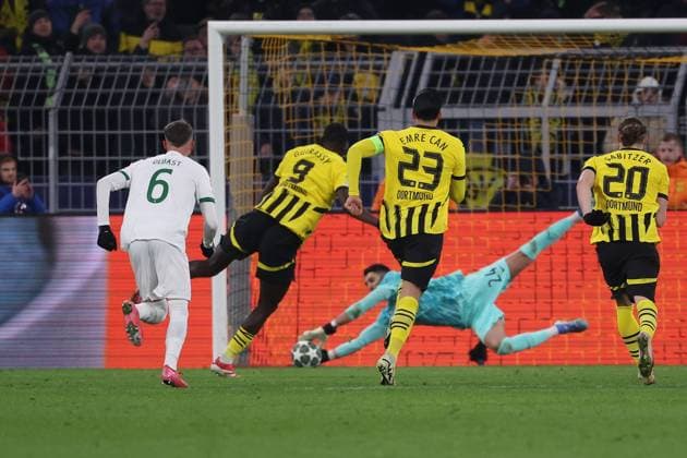 Sport Bilder des Tages Dortmund on February 19, 2025 Uefa Champions League Knockout phase play-offs, 2st leg Borussia Dortmund - Sporting Clube de Portugal v.l., Elfmeter Serhou Guirassy (Borussia Dortmund), Torwart Rui Silva (Sporting Clube de Portugal) hält Copyright: JoaquimxFerreira