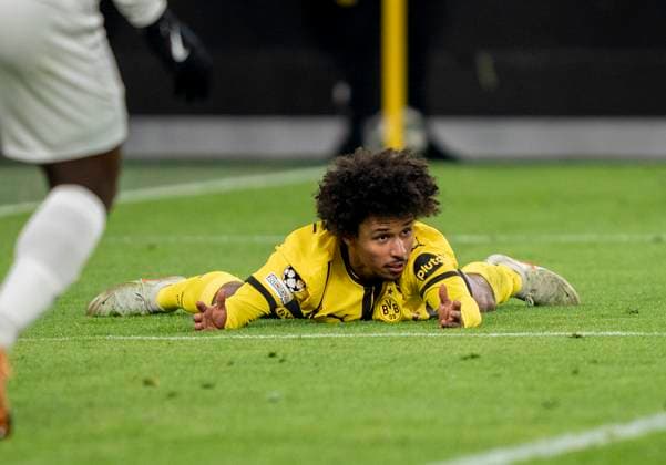 Sport Bilder des Tages Karim Adeyemi (Borussia Dortmund, 27) liegt nach einem Foulspiel im Strafraum am Boden. Borussia Dortmund vs. Sporting CP Lissabon, Fussball, UEFA Champions League, Play Offs, Rückspiel, Saison 2024 2025, 19.02.2025 DFL regulations prohibit any use of photographs as image sequences and or quasi-video. Copyright: HMBxMedia xMarcoxBader
