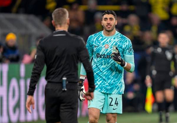 Rui Silva (Sporting CP Lissabon, 24) dilskutiert mit Referee Davide Massa (Italia) Borussia Dortmund vs. Sporting CP Lissabon, Fussball, UEFA Champions League, Play Offs, Rückspiel, Saison 2024 2025, 19.02.2025 DFL regulations prohibit any use of photographs as image sequences and or quasi-video. Copyright: HMBxMedia xMarcoxBader