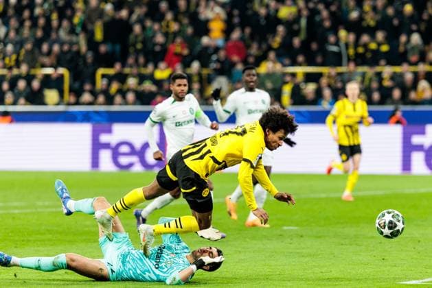UEFA Champions League: Borussia Dortmund - Sporting Clube de Portugal Lissabon; 19.02.2025 Zweikampf Karim Adeyemi (Borussia Dortmund, 27), Rui Silva (Sporting Clube de Portugal Lissabon, 24) - Foul, Elfmeter UEFA Champions League: Borussia Dortmund - Sporting Clube de Portugal Lissabon, Dortmund, SIGNAL IDUNA PARK am 19.02.2025 Copyright: xBEAUTIFULxSPORTS Wunderlx
