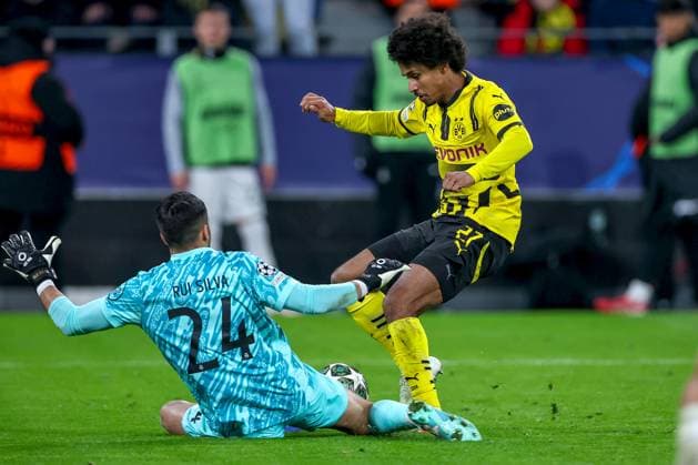 19.02.2025, Fußball, UEFA Champions League, Borussia Dortmund - Sporting Lissabon, Signal Iduna Park, Knockout phase play-offs, Saison 2024 2025: Serhou Guirassy (BVB 9) Wird von Torwart Rui Silva (Sporting 24) zu Fall gebracht Foulspiel Foul Entscheidung auf Elfmeter Zweikampf Nordrhein-Westfalen Deutschland