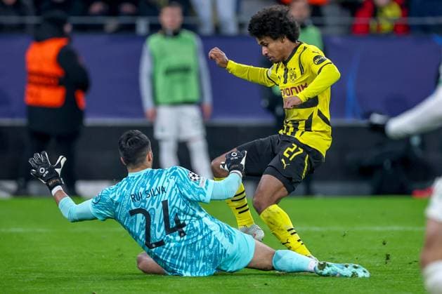19.02.2025, Fußball, UEFA Champions League, Borussia Dortmund - Sporting Lissabon, Signal Iduna Park, Knockout phase play-offs, Saison 2024 2025: Serhou Guirassy (BVB 9) Wird von Torwart Rui Silva (Sporting 24) zu Fall gebracht Foulspiel Foul Entscheidung auf Elfmeter Zweikampf Nordrhein-Westfalen Deutschland