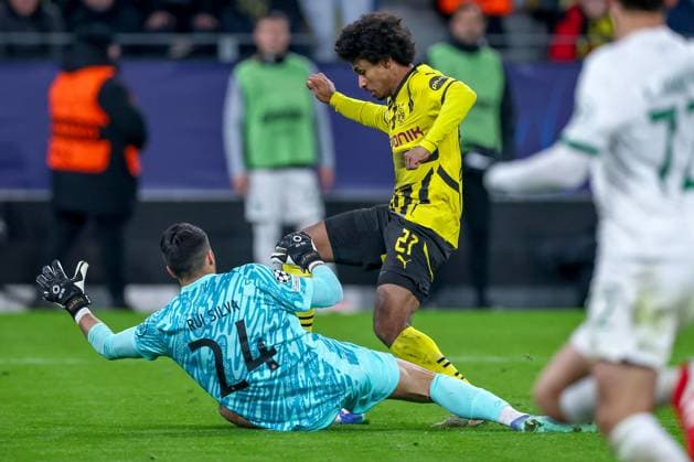 19.02.2025, Fußball, UEFA Champions League, Borussia Dortmund - Sporting Lissabon, Signal Iduna Park, Knockout phase play-offs, Saison 2024 2025: Serhou Guirassy (BVB 9) Wird von Torwart Rui Silva (Sporting 24) zu Fall gebracht Foulspiel Foul Entscheidung auf Elfmeter Zweikampf Nordrhein-Westfalen Deutschland