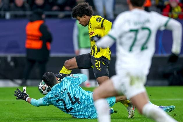 19.02.2025, Fußball, UEFA Champions League, Borussia Dortmund - Sporting Lissabon, Signal Iduna Park, Knockout phase play-offs, Saison 2024 2025: Serhou Guirassy (BVB 9) Wird von Torwart Rui Silva (Sporting 24) zu Fall gebracht Foulspiel Foul Entscheidung auf Elfmeter Zweikampf Nordrhein-Westfalen Deutschland