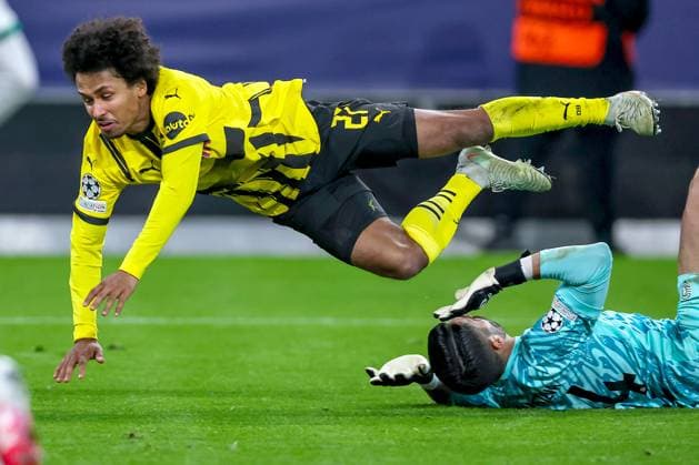 19.02.2025, Fußball, UEFA Champions League, Borussia Dortmund - Sporting Lissabon, Signal Iduna Park, Knockout phase play-offs, Saison 2024 2025: Serhou Guirassy (BVB 9) Wird von Torwart Rui Silva (Sporting 24) zu Fall gebracht Foulspiel Foul Entscheidung auf Elfmeter Zweikampf Nordrhein-Westfalen Deutschland