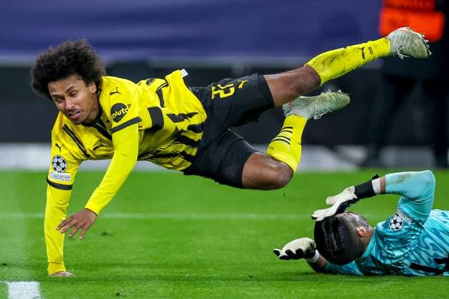 19.02.2025, Fußball, UEFA Champions League, Borussia Dortmund - Sporting Lissabon, Signal Iduna Park, Knockout phase play-offs, Saison 2024 2025: Serhou Guirassy (BVB 9) Wird von Torwart Rui Silva (Sporting 24) zu Fall gebracht Foulspiel Foul Entscheidung auf Elfmeter Zweikampf Nordrhein-Westfalen Deutschland