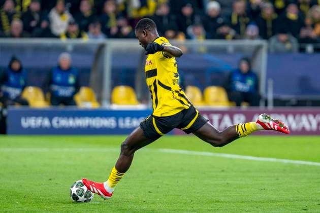 19.02.2025, Borussia Dortmund vs. Sporting Lissabon, UEFA Champions League, Playoff-Rückspiel Dortmunds Serhou Guirassy schießt den Elfmeter. Wichtiger Hinweis: Gemaess den Vorgaben der UEFA ist es untersagt, in dem Stadion und oder vom Spiel angefertigte Fotoaufnahmen in Form von Sequenzbildern und oder videoaehnlichen Fotostrecken zu verwerten bzw. verwerten zu lassen. Copyright: xBahhoxKarax