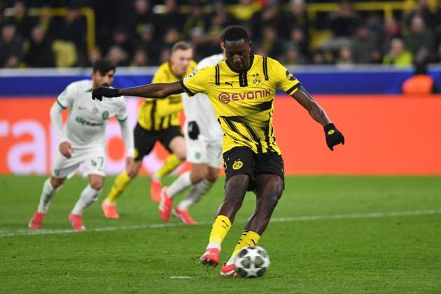 Serhou Guirassy (Borussia Dortmund) in Aktion, am Ball, Einzelaktion beim Elfmeter waehrend des Spiels der UEFA Champions League 2024 25 Play-offs Rückspiel zwischen Borussia Dortmund und Sporting Lissabon, SIGNAL IDUNA PARK am 19. February 2025 in Dortmund, Deutschland. (Foto von Ralf Treese DeFodi Images) +++ Serhou Guirassy (Borussia Dortmund) controls the ball at penalty during the UEFA Champions League 2024 25 League Knockout Play-off Second Leg match between Borussia Dortmund and Sporting Clube de Portugal at Signal Iduna Park on February 19, 2025 in Dortmund, Germany. (Photo by Ralf Treese DeFodi Images)