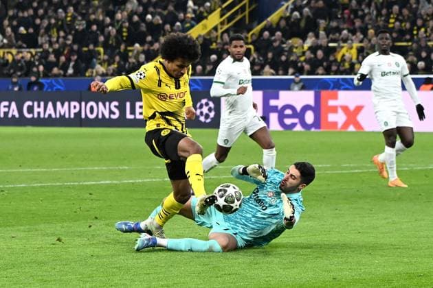 Karim Adeyemi (Borussia Dortmund) und Torwart Rui Silva (Sporting Lissabon) im Zweikampf zum Elfmeter waehrend des Spiels der UEFA Champions League 2024 25 Play-offs Rückspiel zwischen Borussia Dortmund und Sporting Lissabon, SIGNAL IDUNA PARK am 19. February 2025 in Dortmund, Deutschland. (Foto von Ralf Treese DeFodi Images) +++ Karim Adeyemi (Borussia Dortmund) und Torwart Rui Silva (Sporting Lissabon) battle for the ball during the UEFA Champions League 2024 25 League Knockout Play-off Second Leg match between Borussia Dortmund and Sporting Clube de Portugal at Signal Iduna Park on February 19, 2025 in Dortmund, Germany. (Photo by Ralf Treese DeFodi Images)