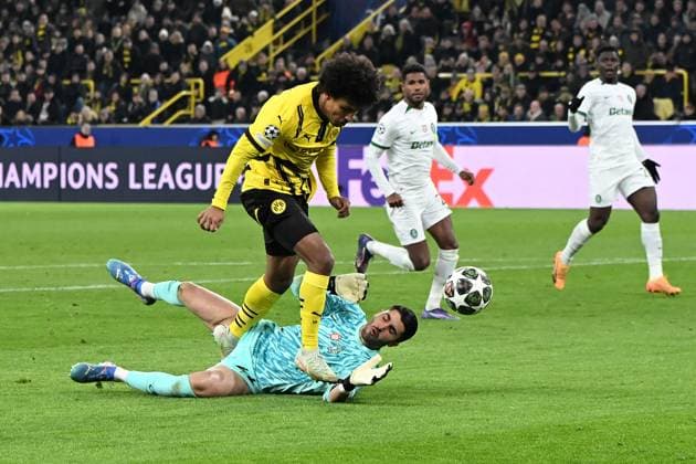 Karim Adeyemi (Borussia Dortmund) und Torwart Rui Silva (Sporting Lissabon) im Zweikampf zum Elfmeter waehrend des Spiels der UEFA Champions League 2024 25 Play-offs Rückspiel zwischen Borussia Dortmund und Sporting Lissabon, SIGNAL IDUNA PARK am 19. February 2025 in Dortmund, Deutschland. (Foto von Ralf Treese DeFodi Images) +++ Karim Adeyemi (Borussia Dortmund) und Torwart Rui Silva (Sporting Lissabon) battle for the ball during the UEFA Champions League 2024 25 League Knockout Play-off Second Leg match between Borussia Dortmund and Sporting Clube de Portugal at Signal Iduna Park on February 19, 2025 in Dortmund, Germany. (Photo by Ralf Treese DeFodi Images)