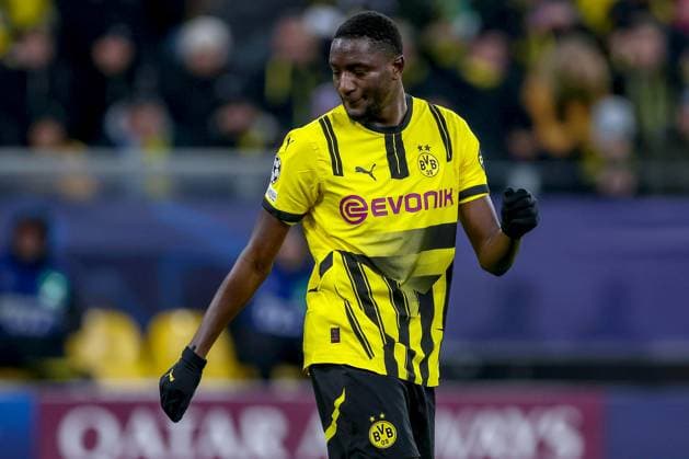19.02.2025, Fußball, UEFA Champions League, Borussia Dortmund - Sporting Lissabon, Signal Iduna Park, Knockout phase play-offs, Saison 2024 2025: Serhou Guirassy (BVB 9) steht enttäuscht nach dem verschossenen Elfmeter auf dem Spielfeld Enttäuschung Nordrhein-Westfalen Deutschland