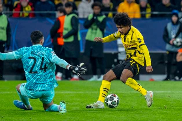 19.02.2025, Borussia Dortmund vs. Sporting Lissabon, UEFA Champions League, Playoff-Rückspiel Lissabons Torwart Rui Silva (l) und Dortmunds Karim Adeyemi kämpfen um den Ball. Wichtiger Hinweis: Gemaess den Vorgaben der UEFA ist es untersagt, in dem Stadion und oder vom Spiel angefertigte Fotoaufnahmen in Form von Sequenzbildern und oder videoaehnlichen Fotostrecken zu verwerten bzw. verwerten zu lassen. Copyright: xBahhoxKarax