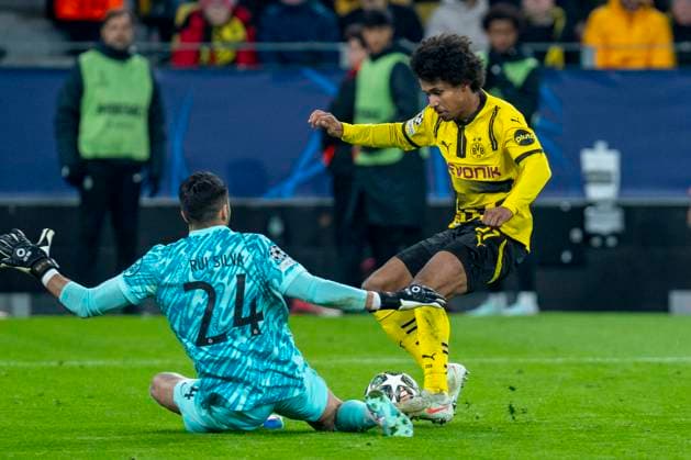 19.02.2025, Borussia Dortmund vs. Sporting Lissabon, UEFA Champions League, Playoff-Rückspiel Lissabons Torwart Rui Silva (l) und Dortmunds Karim Adeyemi kämpfen um den Ball. Wichtiger Hinweis: Gemaess den Vorgaben der UEFA ist es untersagt, in dem Stadion und oder vom Spiel angefertigte Fotoaufnahmen in Form von Sequenzbildern und oder videoaehnlichen Fotostrecken zu verwerten bzw. verwerten zu lassen. Copyright: xBahhoxKarax