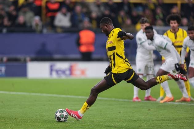19.02.2025, UEFA Champions League, Play-Offs, Borussia Dortmund - Sporting Lissabon, Serhou Guirassy (Borussia Dortmund) vergibt den Elfmeter, Dortmund Signal Iduna Park NRW Deutschland xRHR-FOTO DEx Copyright: DennisxEwert RHR-FOTOx RHR-FOTO DE
