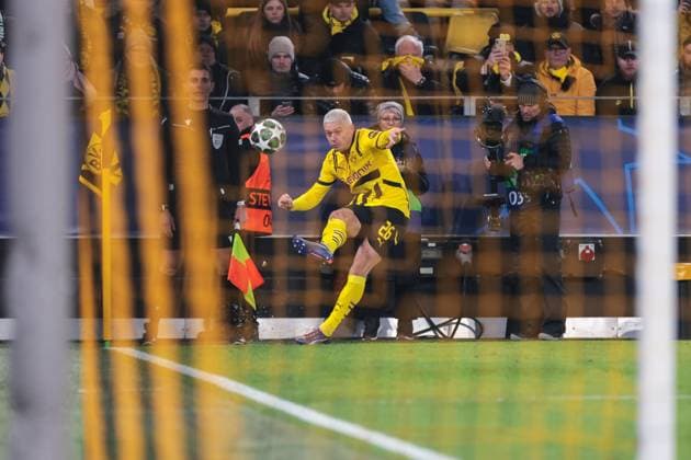 19.02.2025, UEFA Champions League, Play-Offs, Borussia Dortmund - Sporting Lissabon, Julian Ryerson (Borussia Dortmund) schiesst die Ecke in den Strafraum, Dortmund Signal Iduna Park NRW Deutschland xRHR-FOTO DEx Copyright: DennisxEwert RHR-FOTOx RHR-FOTO DE