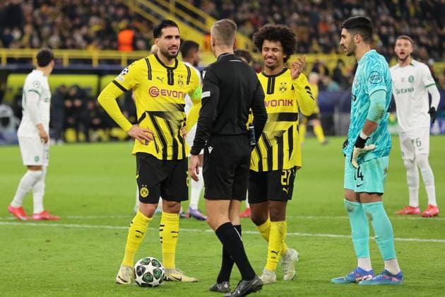 Emre Can (Borussia Dortmund, 23), Karim Adeyemi (Borussia Dortmund, 27) und Rui Silva (Sporting Lissabon, 24) mit Davide Massa (SR) GER, Borussia Dortmund gegen Sporting Lissabon, Fussball, Champions League, Play-offs, Spielzeit 2024 2025, 19.02.2025 GER, Borussia Dortmund gegen Sporting Lissabon, Fussball, Champions League, Play-offs, Spielzeit 2024 2025, 19.02.2025 Dortmund Copyright: xEibner-Pressefoto FrankxZeisingx EP_FZG