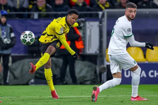 19.02.2025, Fußball, UEFA Champions League, Borussia Dortmund - Sporting Lissabon, Signal Iduna Park, Knockout phase play-offs, Saison 2024 2025: Julien Duranville (BVB 16) im Zweikampf gegen Goncalo Inacio (Sporting 25) Nordrhein-Westfalen Deutschland
